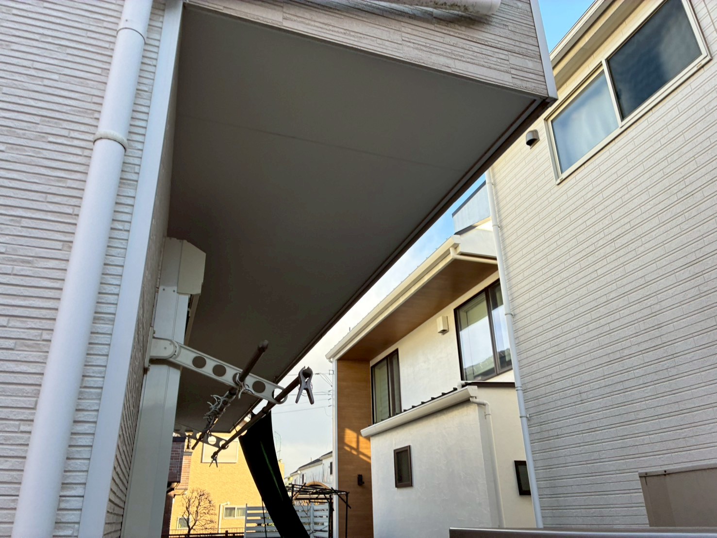 白い外壁の建物の軒天